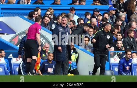 Sam Allardyce, directeur du Crystal Palace, ayant eu lieu au Linesman lors du match de l'EPL Premier League entre Chelsea et Crystal Palace à Stamford Bridge, Londres, Angleterre, le 01 avril 2017. (Photo de Kieran Galvin/NurPhoto) *** Veuillez utiliser le crédit du champ de crédit *** Banque D'Images