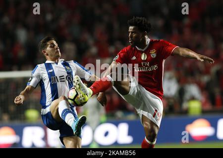 L'avant de Porto Andre Silva (L) rivalise avec le défenseur de Benfica Eliseu (R) lors du match de la Premier League 2016/17 entre SL Benfica et le FC Porto, à Lisbonne, sur 1 avril 2017. (Photo de Carlos Palma/NurPhoto) *** Veuillez utiliser le crédit du champ de crédit *** Banque D'Images