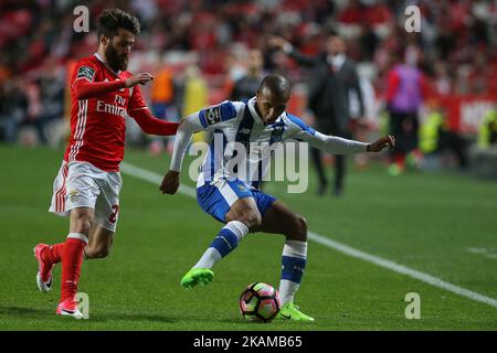 Benficas avance Rafa Silva du Portugal (L) et le FC Portos avance Yacine Brahimi de l'Algérie (R) lors du match de la première Ligue 2016/17 entre SL Benfica et le FC Porto, au stade Luz à Lisbonne sur 1 avril 2017. (Photo de Bruno Barros / DPI / NurPhoto) *** Veuillez utiliser le crédit du champ de crédit *** Banque D'Images