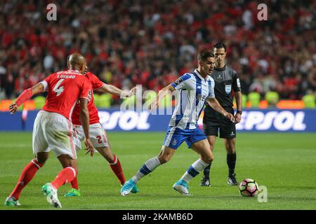 Le FC Portos avance André Silva du Portugal (R) lors du match de la Premier League 2016/17 entre SL Benfica et le FC Porto, au stade Luz de Lisbonne sur 1 avril 2017. (Photo de Bruno Barros / DPI / NurPhoto) *** Veuillez utiliser le crédit du champ de crédit *** Banque D'Images