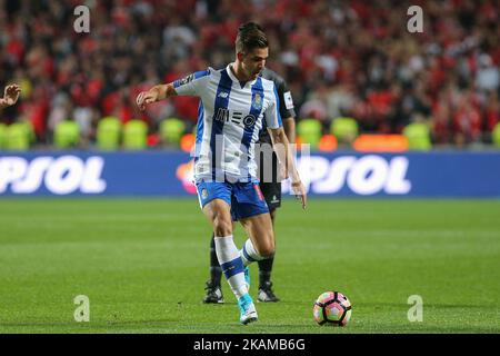 Le FC Portos avance André Silva du Portugal (R) lors du match de la Premier League 2016/17 entre SL Benfica et le FC Porto, au stade Luz de Lisbonne sur 1 avril 2017. (Photo de Bruno Barros / DPI / NurPhoto) *** Veuillez utiliser le crédit du champ de crédit *** Banque D'Images