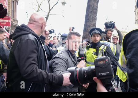 Stephen Christopher Yaxley-Lennon, AKA Tommy Robinson, ancien chef de la Ligue de défense de droite (EDL) est escorté hors de la police d'une première marche britannique et d'une marche anglaise de la Ligue de défense dans le centre de Londres sur 4 avril 2017 à la suite de l'attaque terroriste mortelle contre le Parlement britannique sur 22 mars. Des membres du groupe Britain First et de la Ligue de défense anglaise se sont rassemblés dans le centre de Londres pour des marches séparées intitulées « une arche contre le terrorisme » et « nous ne sommes pas Afriad » à la suite de l'attaque terroriste sur le pont de Westminster et le Parlement britannique sur 22 mars qui a tué FO Banque D'Images