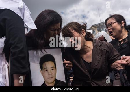 L'épouse de Liu Shaoyao a pleuri son ancien mari, abattu par la police française lors d'une intervention de la police la semaine dernière sur la place de la République à Paris, en France, sur 2 avril 2017. (Photo de Julien Mattia/NurPhoto) *** Veuillez utiliser le crédit du champ de crédit *** Banque D'Images