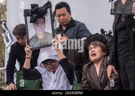L'épouse de Liu Shaoyao a pleuri son ancien mari, abattu par la police française lors d'une intervention de la police la semaine dernière sur la place de la République à Paris, en France, sur 2 avril 2017. (Photo de Julien Mattia/NurPhoto) *** Veuillez utiliser le crédit du champ de crédit *** Banque D'Images
