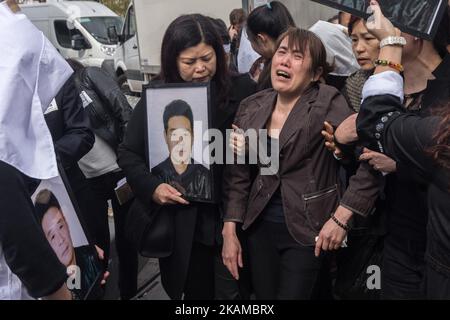 L'épouse de Liu Shaoyao a pleuri son ancien mari, abattu par la police française lors d'une intervention de la police la semaine dernière sur la place de la République à Paris, en France, sur 2 avril 2017. (Photo de Julien Mattia/NurPhoto) *** Veuillez utiliser le crédit du champ de crédit *** Banque D'Images
