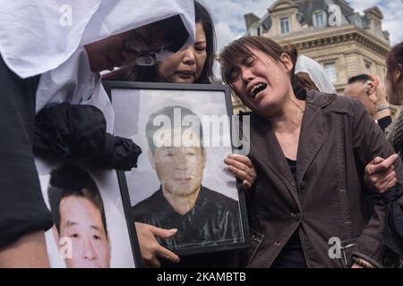 L'épouse de Liu Shaoyao a pleuri son ancien mari, abattu par la police française lors d'une intervention de la police la semaine dernière sur la place de la République à Paris, en France, sur 2 avril 2017. (Photo de Julien Mattia/NurPhoto) *** Veuillez utiliser le crédit du champ de crédit *** Banque D'Images
