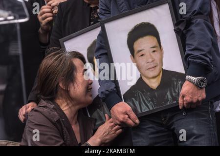 L'épouse de Liu Shaoyao a pleuri son ancien mari, abattu par la police française lors d'une intervention de la police la semaine dernière sur la place de la République à Paris, en France, sur 2 avril 2017. (Photo de Julien Mattia/NurPhoto) *** Veuillez utiliser le crédit du champ de crédit *** Banque D'Images