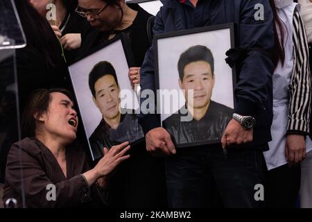 L'épouse de Liu Shaoyao a pleuri son ancien mari, abattu par la police française lors d'une intervention de la police la semaine dernière sur la place de la République à Paris, en France, sur 2 avril 2017. (Photo de Julien Mattia/NurPhoto) *** Veuillez utiliser le crédit du champ de crédit *** Banque D'Images