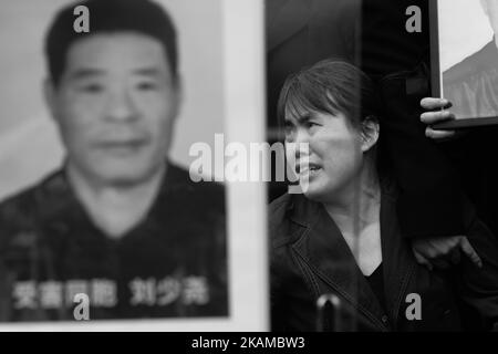 L'épouse de Liu Shaoyao a pleuri son ancien mari, abattu par la police française lors d'une intervention de la police la semaine dernière sur la place de la République à Paris, en France, sur 2 avril 2017. (Photo de Julien Mattia/NurPhoto) *** Veuillez utiliser le crédit du champ de crédit *** Banque D'Images