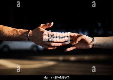 les mains des amoureux se touchent avec leurs doigts. Banque D'Images