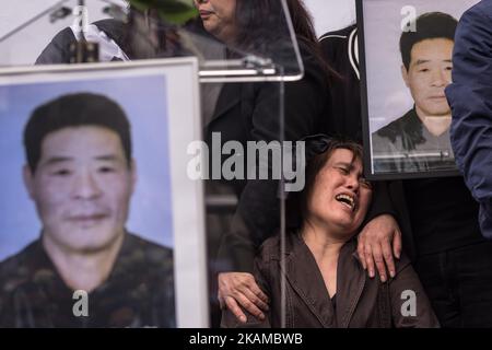 L'épouse de Liu Shaoyao a pleuri son ancien mari, abattu par la police française lors d'une intervention de la police la semaine dernière sur la place de la République à Paris, en France, sur 2 avril 2017. (Photo de Julien Mattia/NurPhoto) *** Veuillez utiliser le crédit du champ de crédit *** Banque D'Images