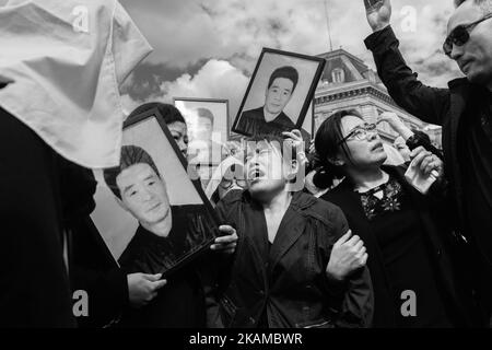 L'épouse de Liu Shaoyao a pleuri son ancien mari, abattu par la police française lors d'une intervention de la police la semaine dernière sur la place de la République à Paris, en France, sur 2 avril 2017. (Photo de Julien Mattia/NurPhoto) *** Veuillez utiliser le crédit du champ de crédit *** Banque D'Images