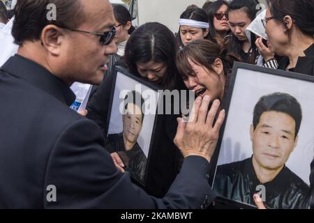L'épouse de Liu Shaoyao a pleuri son ancien mari, abattu par la police française lors d'une intervention de la police la semaine dernière sur la place de la République à Paris, en France, sur 2 avril 2017. (Photo de Julien Mattia/NurPhoto) *** Veuillez utiliser le crédit du champ de crédit *** Banque D'Images