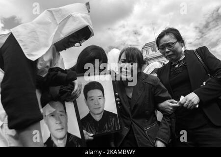 L'épouse de Liu Shaoyao a pleuri son ancien mari, abattu par la police française lors d'une intervention de la police la semaine dernière sur la place de la République à Paris, en France, sur 2 avril 2017. (Photo de Julien Mattia/NurPhoto) *** Veuillez utiliser le crédit du champ de crédit *** Banque D'Images