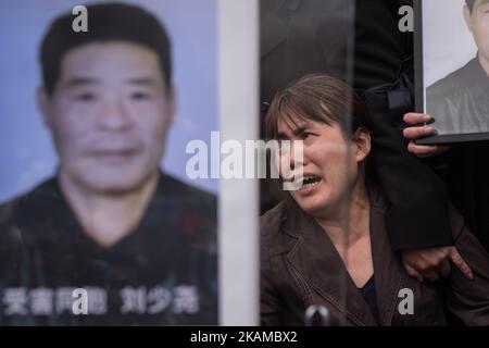 L'épouse de Liu Shaoyao a pleuri son ancien mari, abattu par la police française lors d'une intervention de la police la semaine dernière sur la place de la République à Paris, en France, sur 2 avril 2017. (Photo de Julien Mattia/NurPhoto) *** Veuillez utiliser le crédit du champ de crédit *** Banque D'Images