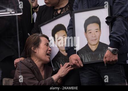 L'épouse de Liu Shaoyao a pleuri son ancien mari, abattu par la police française lors d'une intervention de la police la semaine dernière sur la place de la République à Paris, en France, sur 2 avril 2017. (Photo de Julien Mattia/NurPhoto) *** Veuillez utiliser le crédit du champ de crédit *** Banque D'Images