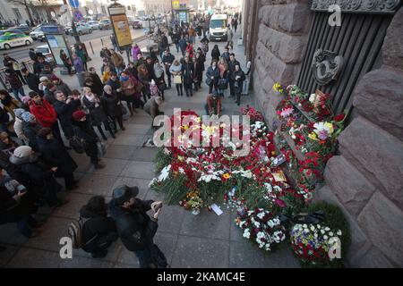 Les gens labouissent des fleurs à l'extérieur de la station de métro de l'Institut Tekhnologicheskiy pour rendre hommage aux victimes d'une explosion dans le métro de Saint-Pétersbourg à Saint-Pétersbourg, en Russie, le 04 avril 2017. (Photo par Igor Russak/NurPhoto) *** Veuillez utiliser le crédit du champ de crédit *** Banque D'Images