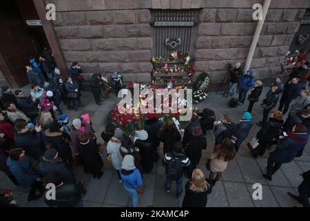 Les gens labouissent des fleurs à l'extérieur de la station de métro de l'Institut Tekhnologicheskiy pour rendre hommage aux victimes d'une explosion dans le métro de Saint-Pétersbourg à Saint-Pétersbourg, en Russie, le 04 avril 2017. (Photo par Igor Russak/NurPhoto) *** Veuillez utiliser le crédit du champ de crédit *** Banque D'Images