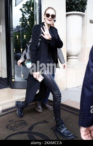 Super modèle Gigi Hadid vu quitter son hôtel à Paris, France le 5 avril 2017. (Photo de Mehdi Taamallah / Nurphoto) *** Veuillez utiliser le crédit du champ de crédit *** Banque D'Images