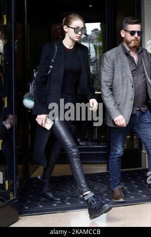 Super modèle Gigi Hadid vu quitter son hôtel à Paris, France le 5 avril 2017. (Photo de Mehdi Taamallah / Nurphoto) *** Veuillez utiliser le crédit du champ de crédit *** Banque D'Images