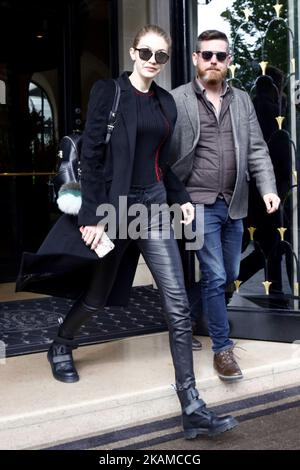 Super modèle Gigi Hadid vu quitter son hôtel à Paris, France le 5 avril 2017. (Photo de Mehdi Taamallah / Nurphoto) *** Veuillez utiliser le crédit du champ de crédit *** Banque D'Images