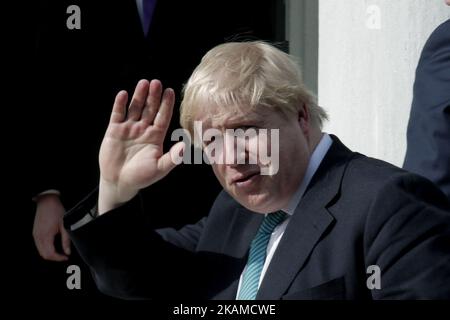 Le ministre britannique des Affaires étrangères Boris Johnson se fait une vague devant les photographes lorsqu'il arrive au ministère grec des Affaires étrangères à Athènes, sur 6 avril 2017 (photo de Panayotis Tzamaros/NurPhoto) *** Veuillez utiliser le crédit du champ de crédit *** Banque D'Images