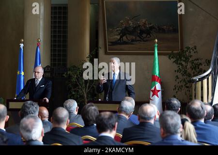 Le Premier ministre français Bernard Cazeneuve (L) prend la parole après une rencontre avec son homologue algérien Abdelmalek Sellal dans la capitale Alger sur 6 avril 2017. Cazeneuve a commencé une visite en Algérie sur 5 avril 2017 axée sur le renforcement des partenariats économiques-industriels et la lutte contre le terrorisme. (Photo de Billal Bensalem/NurPhoto) *** Veuillez utiliser le crédit du champ de crédit *** Banque D'Images