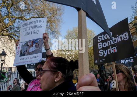 Des manifestants tiennent des pancartes lors d'une manifestation contre la décision du président américain Donald Trump de lancer des attaques contre des cibles syriennes, organisée par la Coalition Halte à la guerre sur Whitehall en face de Downing Street à Londres sur 7 avril 2017. Les forces AMÉRICAINES ont tiré vendredi un barrage de missiles de croisière sur une base aérienne syrienne en réponse à une attaque chimique présumée, ce qui a tiré une condamnation furieuse du régime de Damas et de son principal allié la Russie. (Photo de Jay Shaw Baker/NurPhoto) *** Veuillez utiliser le crédit du champ de crédit *** Banque D'Images