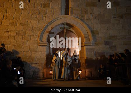 Les Pénitents participent à la procession Santisimo Cristo del Espirituu Santo pendant la semaine Sainte de Zamora. Les autorités espagnoles ont annoncé des mesures de sécurité spéciales afin de prévenir toute attaque possible comme la nation traditionnellement catholique prévue pour la semaine Sainte, à Zamora, en Espagne, sur 7 avril 2017. (Photo de Manuel Bales/NurPhoto) *** Veuillez utiliser le crédit du champ de crédit *** Banque D'Images