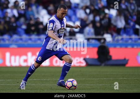 Guilherme dos Santos milieu de terrain de Deportivo de la Corua (20) prend une photo pendant le match de la Liga Santander entre Deportivo de la Corua et Granada CF au stade Riazor sur 5 avril 2017 à Corua, Espagne. (Photo de Jose Manuel Alvarez Rey/NurPhoto) *** Veuillez utiliser le crédit du champ de crédit *** Banque D'Images