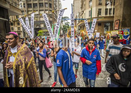 Des enfants et des adolescents ont participé à São Paulo, sur 7 avril 2017 la cérémonie traditionnelle de via Cruces, dédiée aux enfants assassinés au Brésil, a eu lieu à la cathédrale de Sé, dans le cadre de la veille de Pâques, où les chrétiens du monde entier se réunissent pour célébrer la Résurrection de Jésus-Christ, La Fête pleine de traditions se réfère également aux rituels et aux sectes dans les processions les Brotherhottes, portent des effigies accompagnées de chansons avec des battements dramatiques. (Photo de Cris Faga/NurPhoto) *** Veuillez utiliser le crédit du champ de crédit *** Banque D'Images