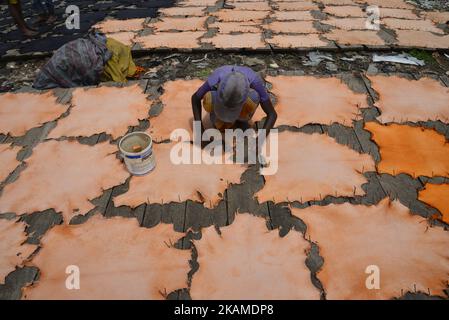 Un enfant bangladais sèche des morceaux de cuir transformé dans une tannerie de Dhaka, sur 8 avril 2017. Un quartier historique de la maroquinerie au Bangladesh, autrefois classé parmi les endroits les plus pollués de la planète, a été fermé par une ordonnance de justice sur 6 avril dans le cadre d'une décision historique visant à protéger une voie navigable vitale. Les défenseurs de la nature luttent depuis des années pour fermer le quartier des tanneries vieux d'un siècle dans la capitale Dhaka, qui pompe quotidiennement des milliers de litres de déchets toxiques dans la rivière la plus importante de la ville. (Photo par Mamunur Rashid/NurPhoto) *** Veuillez utiliser le crédit du champ de crédit *** Banque D'Images