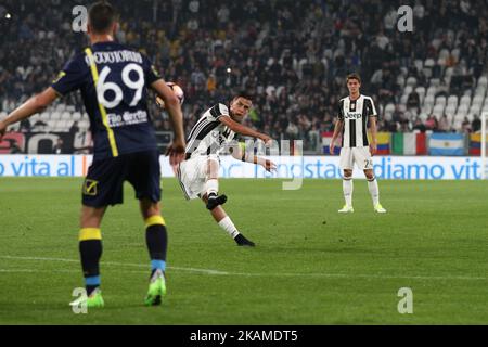 Juventus en avant Paulo Dybala (21) tire le ballon pendant le match de football de la série A n.31 JUVENTUS - CHIEVOVERONA le 08/04/2017 au stade de Juventus à Turin, Italie. (Photo de Matteo Bottanelli/NurPhoto) *** Veuillez utiliser le crédit du champ de crédit *** Banque D'Images