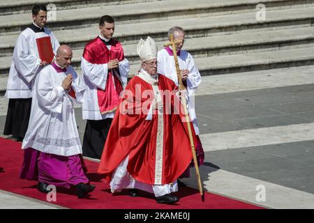 Le pape François célèbre la messe du dimanche des palmes sur la place Saint-Pierre dans la Cité du Vatican, au Vatican sur 09 avril 2017. La célébration commence par une procession suivie de la bénédiction des palmiers, ou branches d'olivier, qui sont utilisés en Italie, symbolisant l'entrée triomphale de Jésus dans Jérusalem, au cours de laquelle les branches de palmier ont été posées à ses pieds. (Photo de Giuseppe Ciccia/NurPhoto) *** Veuillez utiliser le crédit du champ de crédit *** Banque D'Images