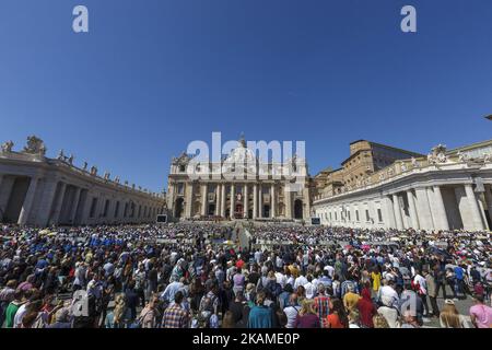 Le pape François célèbre la messe du dimanche des palmes sur la place Saint-Pierre dans la Cité du Vatican, au Vatican sur 09 avril 2017. La célébration commence par une procession suivie de la bénédiction des palmiers, ou branches d'olivier, qui sont utilisés en Italie, symbolisant l'entrée triomphale de Jésus dans Jérusalem, au cours de laquelle les branches de palmier ont été posées à ses pieds. (Photo de Giuseppe Ciccia/NurPhoto) *** Veuillez utiliser le crédit du champ de crédit *** Banque D'Images