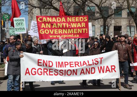 Protestation contre la décision du président américain Donald Trump de lancer des frappes aériennes contre la Syrie à 8 avril 2017, Toronto, Ontario, Canada. Des manifestants se sont rassemblés devant le consulat américain de Toronto pour dénoncer les frappes aériennes de cette semaine contre le régime syrien. Les États-Unis ont lancé une frappe de missiles contre la Syrie pour la première fois depuis le début de la guerre civile, visant une base aérienne dans la petite ville d'Idlib à partir de laquelle les États-Unis revendiqueront cette semaine l'attaque d'armes chimiques contre des civils lancée par le régime de Bachar el-Assad. (Photo de Creative Touch Imaging Ltd./NurPhoto) *** Veuillez utiliser le crédit f Banque D'Images