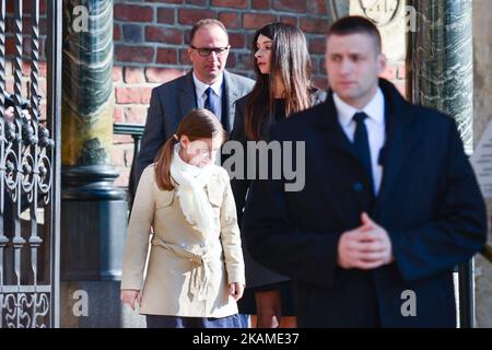 Marta Kaczynska (Centre), fille de l'ancien président polonais Lech Kaczynski et de la première dame Maria Kaczynska, à la fin de la visite d'un sarcophage où ses parents ont été posés, le jour où la Pologne a commémoré le 7th anniversaire de la catastrophe de l'accident de Smolensk. Dans les premières heures du matin, à 10 avril 2010, un avion tu-154M s'est écrasé à Smolensk (Russie) à 1km km de la piste par temps brumeux, tuant les 96 passagers à bord, y compris le président polonais Lech Kaczynski et son épouse, l'ancien président Ryszard Kaczorowski, Tout le commandement général de l'armée, le Chef Banque D'Images