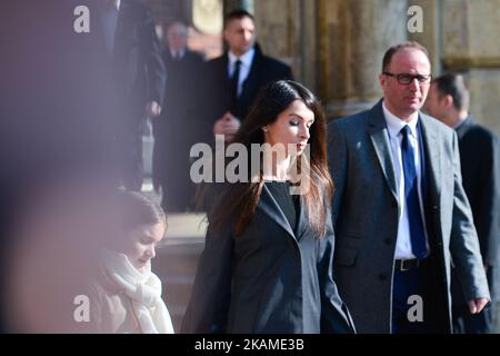 Marta Kaczynska (Centre), fille de l'ancien président polonais Lech Kaczynski et de la première dame Maria Kaczynska, à la fin de la visite d'un sarcophage où ses parents ont été posés, le jour où la Pologne a commémoré le 7th anniversaire de la catastrophe de l'accident de Smolensk. Dans les premières heures du matin, à 10 avril 2010, un avion tu-154M s'est écrasé à Smolensk (Russie) à 1km km de la piste par temps brumeux, tuant les 96 passagers à bord, y compris le président polonais Lech Kaczynski et son épouse, l'ancien président Ryszard Kaczorowski, Tout le commandement général de l'armée, le Chef Banque D'Images