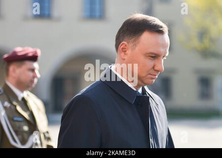 Le président de la Pologne, Andrzej Duda, à la fin de la visite d'un sarcophage où le président Lech Kaczynski et la première dame Maria Kaczynska ont été mis en place, le jour où la Pologne commémorait le 7th anniversaire de l'accident de Smolensk dans les premières heures du matin, à 10 avril, 2010 un avion tu-154M s'est écrasé à Smolensk (Russie) à 1km km de la piste par temps brumeux, tuant les 96 passagers à bord, y compris le président polonais Lech Kaczynski et son épouse, l'ancien président Ryszard Kaczorowski, l'ensemble du commandement de l'armée générale, Le chef de l'état-major général polonais et o Banque D'Images