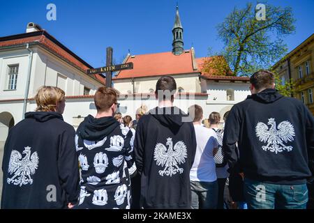 Un groupe de jeunes vus à Katyn Cross, près du château de Wawel, qui ont payé leur respect à tous ceux qui sont morts à Katyn 1940 et à Smolensk 2010 accident catastrophe, le jour de l'anniversaire de l'accident de 7th. Dans les premières heures du matin, à 10 avril 2010, un avion tu-154M s'est écrasé à Smolensk (Russie) à 1km km de la piste par temps brumeux, tuant les 96 passagers à bord, y compris le président polonais Lech Kaczynski et son épouse, l'ancien président Ryszard Kaczorowski, L'ensemble du commandement général de l'armée, le chef de l'état-major général polonais et d'autres officiers supérieurs de l'armée polonaise Banque D'Images