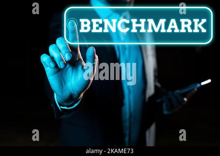 Écriture affichant le texte Benchmark. Vitrine d'affaires en utilisant ou en mesure d'utiliser deux langues, en particulier avec la même aisance homme d'affaires pointant important Banque D'Images