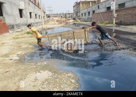 Les lahors bangladais travaillent dans un environnement pollué toxique dans le domaine industriel de la tannerie savar, près de Dhaka, au Bangladesh, sur 9 avril 2017. Le déplacement des tanneries commence de Hazaribag à la zone industrielle de tannerie de Savar, près de Dhaka. Plus de 40 tanneries commencent déjà leur production dans le domaine industriel de la tannerie de Savar et environ 110 tanneries mettent en place leurs machines, faisant des infrastructures et d'autres à Savar près de Dhaka, au Bangladesh. (Photo par Mamunur Rashid/NurPhoto) *** Veuillez utiliser le crédit du champ de crédit *** Banque D'Images