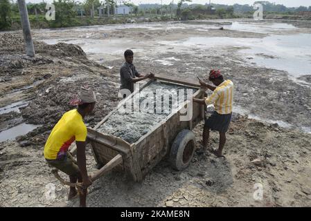 Les lahors bangladais travaillent dans un environnement pollué toxique dans le domaine industriel de la tannerie savar, près de Dhaka, au Bangladesh, sur 9 avril 2017. Le déplacement des tanneries commence de Hazaribag à la zone industrielle de tannerie de Savar, près de Dhaka. Plus de 40 tanneries commencent déjà leur production dans le domaine industriel de la tannerie de Savar et environ 110 tanneries mettent en place leurs machines, faisant des infrastructures et d'autres à Savar près de Dhaka, au Bangladesh. (Photo par Mamunur Rashid/NurPhoto) *** Veuillez utiliser le crédit du champ de crédit *** Banque D'Images