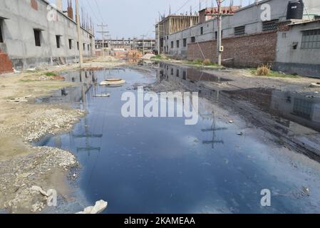 Les lahors bangladais travaillent dans un environnement pollué toxique dans le domaine industriel de la tannerie savar, près de Dhaka, au Bangladesh, sur 9 avril 2017. Le déplacement des tanneries commence de Hazaribag à la zone industrielle de tannerie de Savar, près de Dhaka. Plus de 40 tanneries commencent déjà leur production dans le domaine industriel de la tannerie de Savar et environ 110 tanneries mettent en place leurs machines, faisant des infrastructures et d'autres à Savar près de Dhaka, au Bangladesh. (Photo par Mamunur Rashid/NurPhoto) *** Veuillez utiliser le crédit du champ de crédit *** Banque D'Images