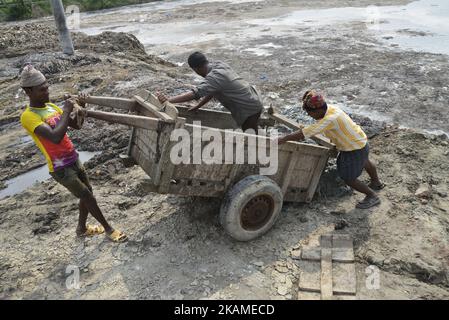 Les lahors bangladais travaillent dans un environnement pollué toxique dans le domaine industriel de la tannerie savar, près de Dhaka, au Bangladesh, sur 9 avril 2017. Le déplacement des tanneries commence de Hazaribag à la zone industrielle de tannerie de Savar, près de Dhaka. Plus de 40 tanneries commencent déjà leur production dans le domaine industriel de la tannerie de Savar et environ 110 tanneries mettent en place leurs machines, faisant des infrastructures et d'autres à Savar près de Dhaka, au Bangladesh. (Photo par Mamunur Rashid/NurPhoto) *** Veuillez utiliser le crédit du champ de crédit *** Banque D'Images