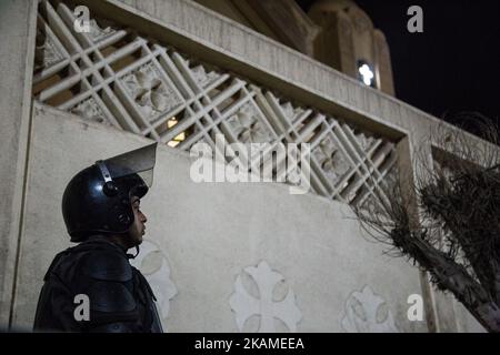 Attentat suicide à l'église Saint-Georges, dans la ville de Tanta, dans le delta du Nil, en Égypte, dimanche, 9 avril 2017. Des bombes ont explosé dans deux églises coptes dans les villes de Tanta et Alexandrie, au nord de l'Égypte, alors que les fidèles célébraient le dimanche des Rameaux, tuant plus de 40 personnes et blessant davantage dans les attaques revendiquées par le groupe de l'État islamique. (Photo par Ibrahim Ezzat/NurPhoto) *** Veuillez utiliser le crédit du champ de crédit *** Banque D'Images