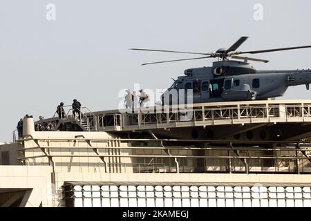 Tom Cruise est vu sur le set de la mission impossible 6 sur le toit du ministère français des Finances sur 8 avril 2017 à Paris, France. (Photo de Mehdi Taamallah/NurPhoto) *** Veuillez utiliser le crédit du champ de crédit *** Banque D'Images