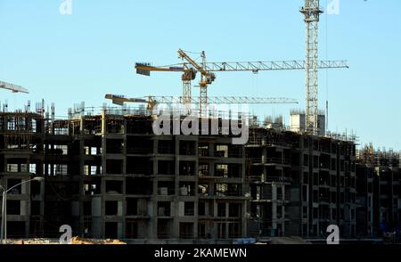 Giza, Egypte, 16 octobre 2022: Un site de construction d'une nouvelle montée de la nouvelle ville de construction résidentielle en Egypte avec des tours de grue et des machines que je Banque D'Images