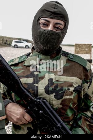 Les femmes Peshmerga suivent une formation de base au camp de BNASLAFA, Erbil Kurdistan, sur 11 avril 2017. Les femmes auront des formateurs qui les aideront à acquérir des compétences de combat, allant des tactiques d'infanterie à l'utilisation de mortiers, avant d'être envoyées sur le terrain. Ces femmes finiront par se rendre en première ligne avec leurs camarades masculins. (Photo par Gail Orenstein/NurPhoto) *** Veuillez utiliser le crédit du champ de crédit *** Banque D'Images