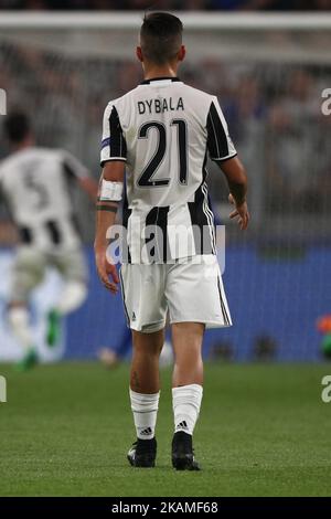 Juventus avance Paulo Dybala (21) lors du quart de finale de l'UEFA Champions League match de football JUVENTUS - BARCELONE le 11/04/2017 au stade Juventus de Turin, Italie. ( Photo de Matteo Bottanelli/NurPhoto) *** Veuillez utiliser le crédit du champ de crédit *** Banque D'Images